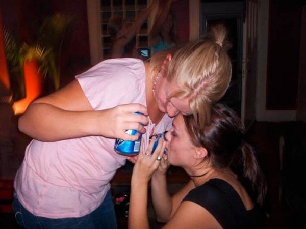 Девушки пьют алкоголь (27 фото)