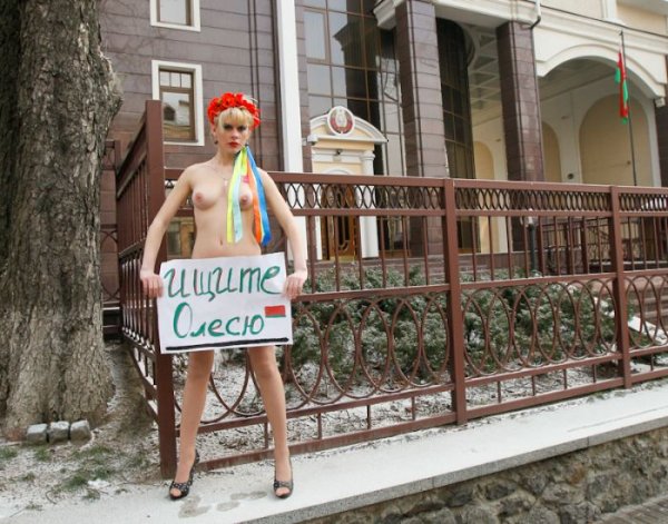 Femen против Бацька (6 фото) НЮ