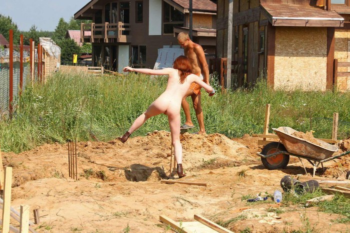Девушка на стройке помогает строителям (18 фото)